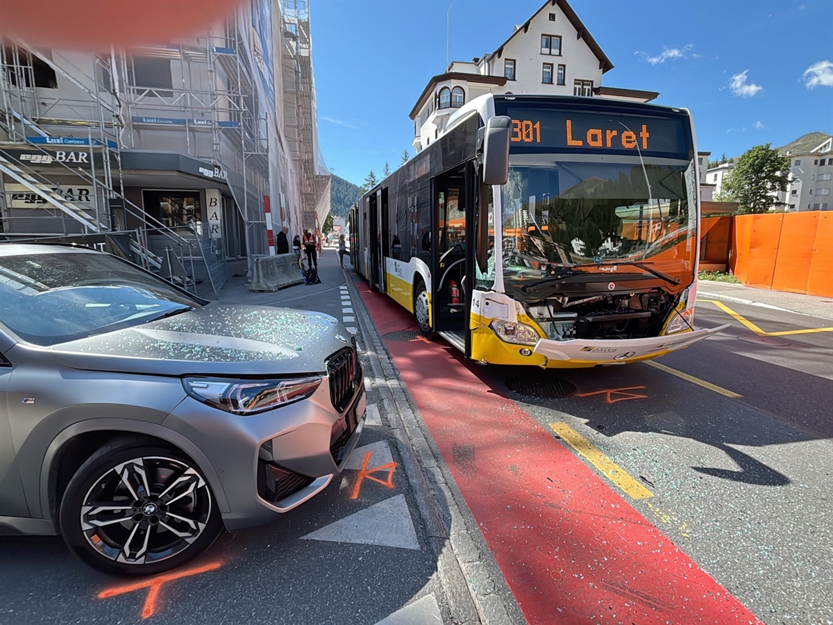 Die beschädigte Front des Linienbusses. Links davon der an der Front beschädigte Personenwagen.