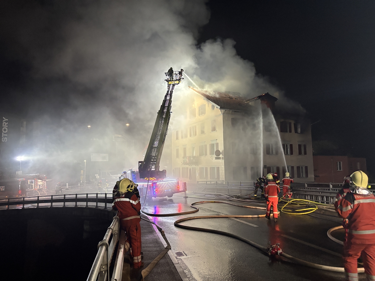 Feuerwehrleute löschen von Drehleiter aus