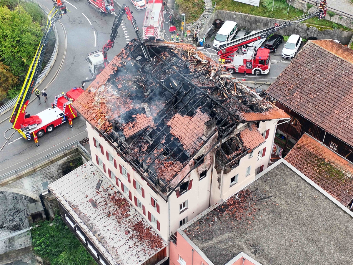 Dronenübersichtsaufnahme in Vogelperspektive des Brandgebäudes in Thusis.