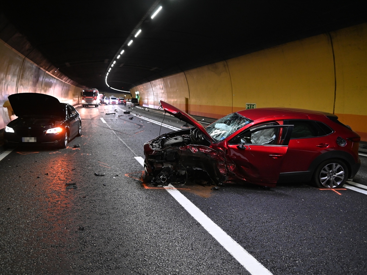 Total zerstörtes rotes Auto sowie ein beschädigtes schwarzes Auto