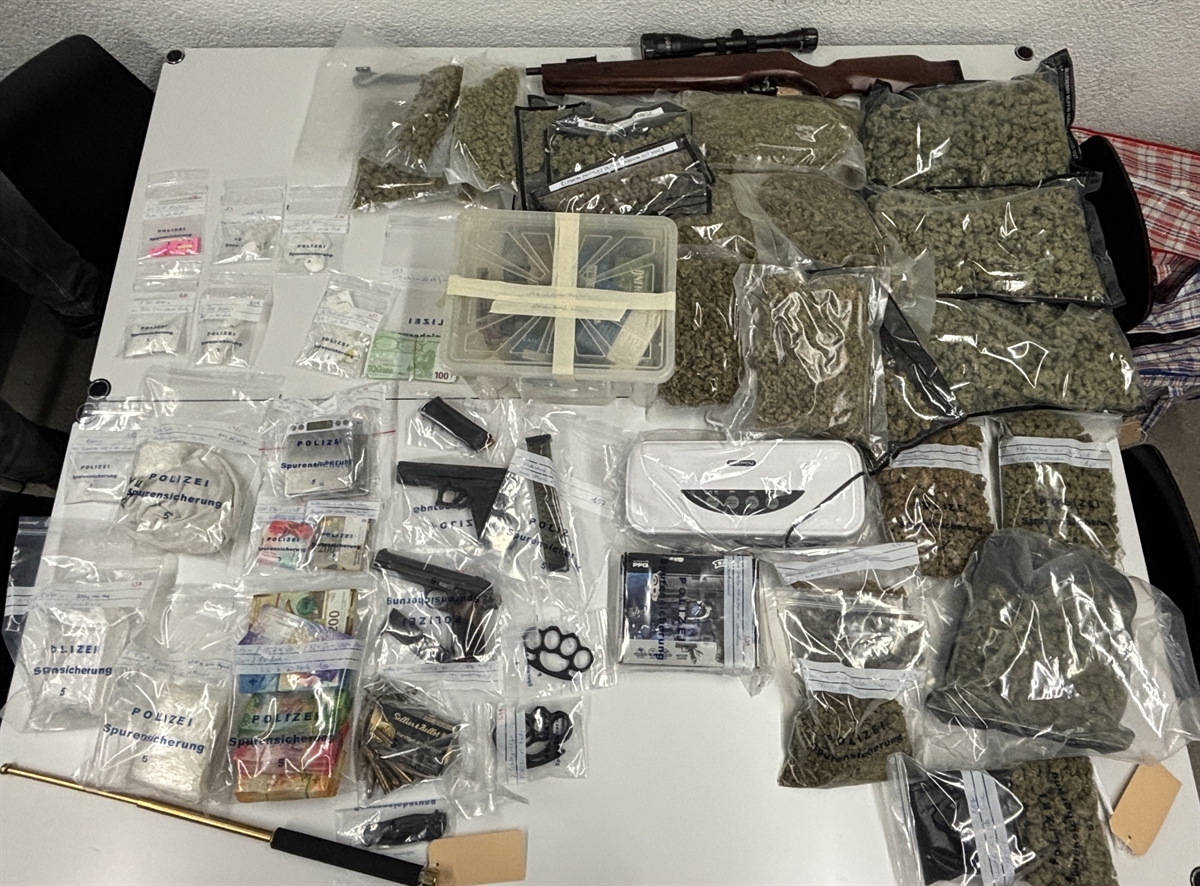 Sichergestellte Drogen und Waffen in Plastiksäckchen