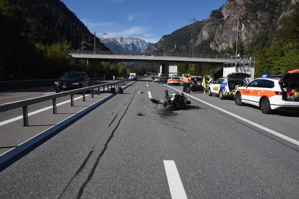 zerstörtes Motorrad auf der Fahrbahn