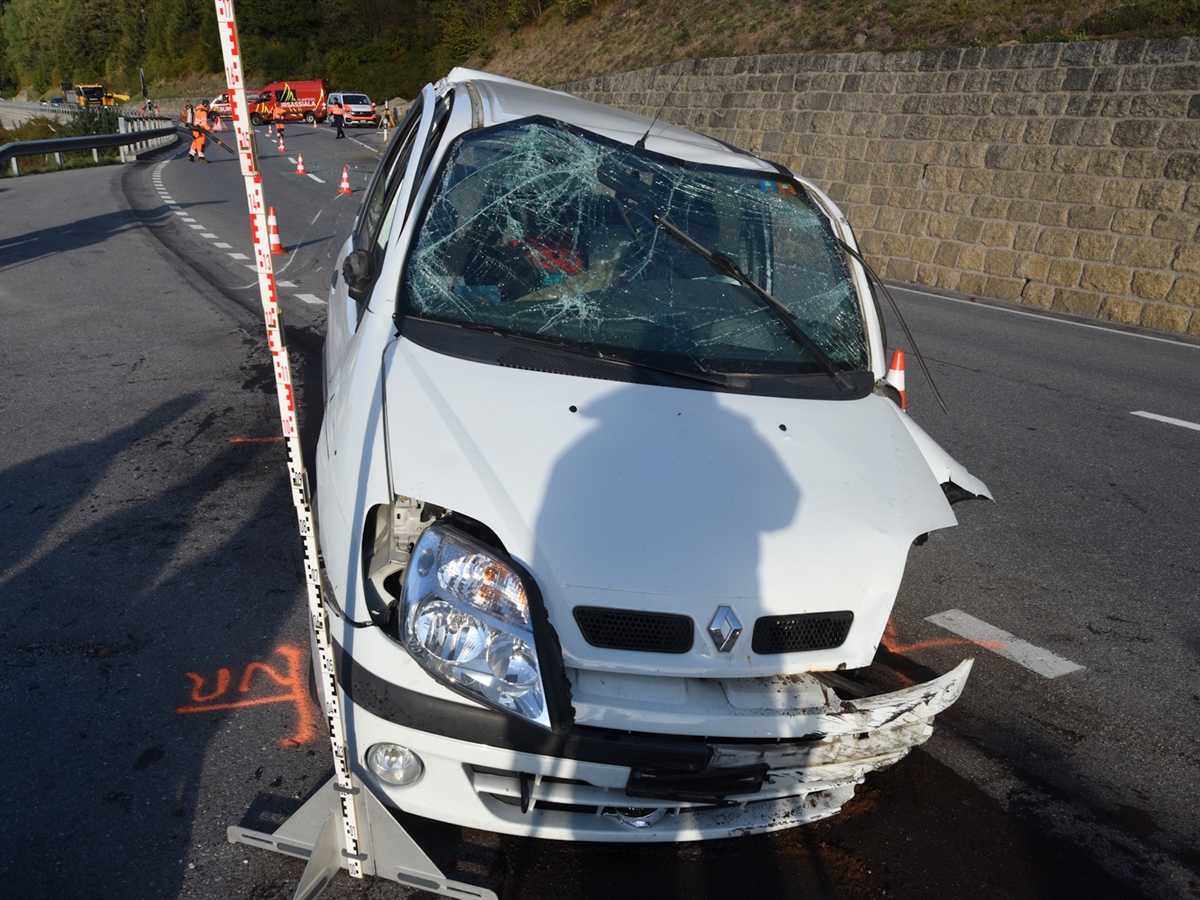 Das total beschädigte Auto von vorne. Dahinter die Stützmauer.
