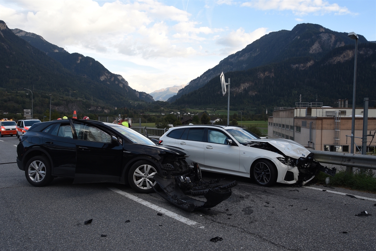 Die beiden Unfallautos stehen parallel auf der Strasse. Dahinter Einsatzkräfte und zwei Polizeiautos.
