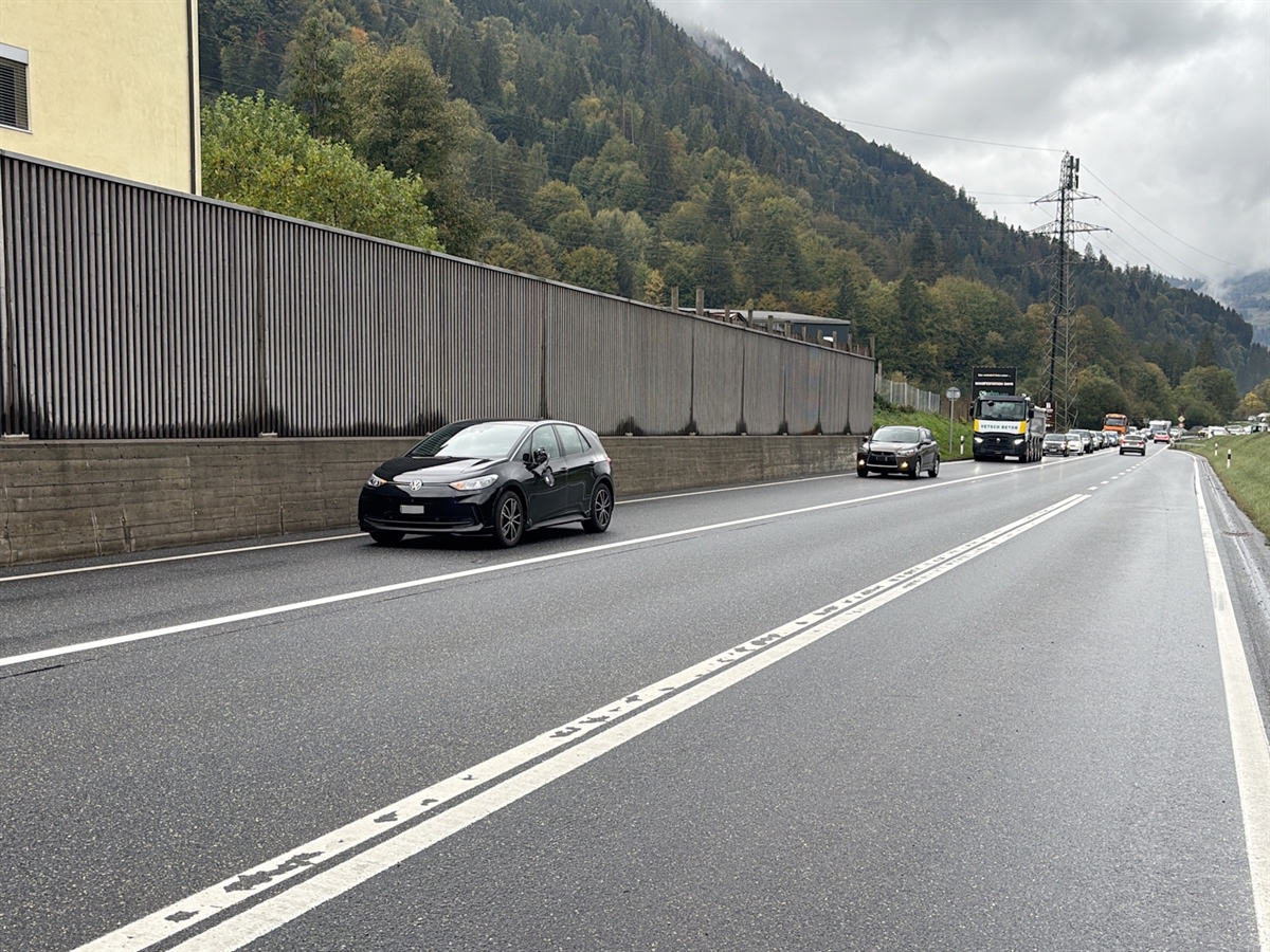 Mehrere Fahrzeug auf der Strasse. Das eine ist am Unfall beteiligt.