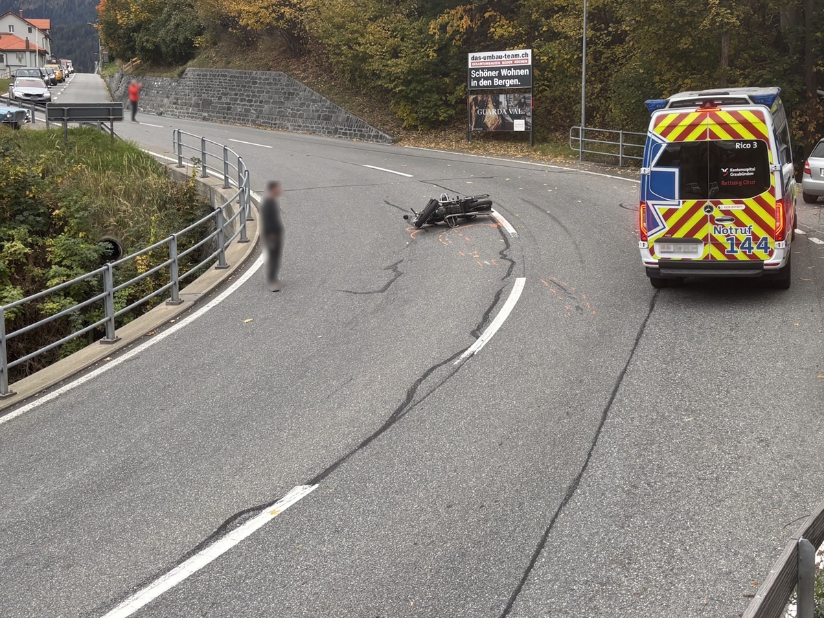 Das Motorrad liegt in der Linkskurve auf der talwärts führenden Fahrspur. Auf der Bergspur steht ein Rettungswagen.