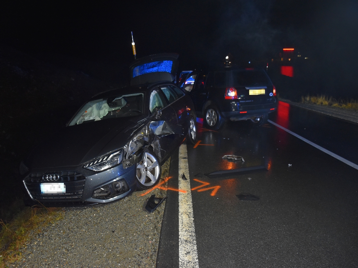Nachtaufnahme mit den beiden Unfallfahrzeugen. Das italienische Fahrzeug steht links neben der Fahrbahn. Das Auto des Briten hinter diesem auf der Fahrbahn