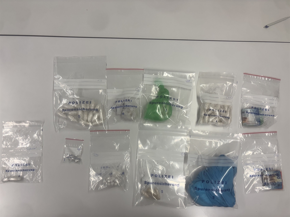 Sichergestellte Drogen und Bargeld in Plastiksäckchen