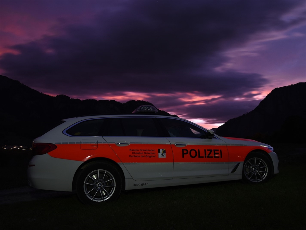 Ein Polizeiauto in der Dämmerung