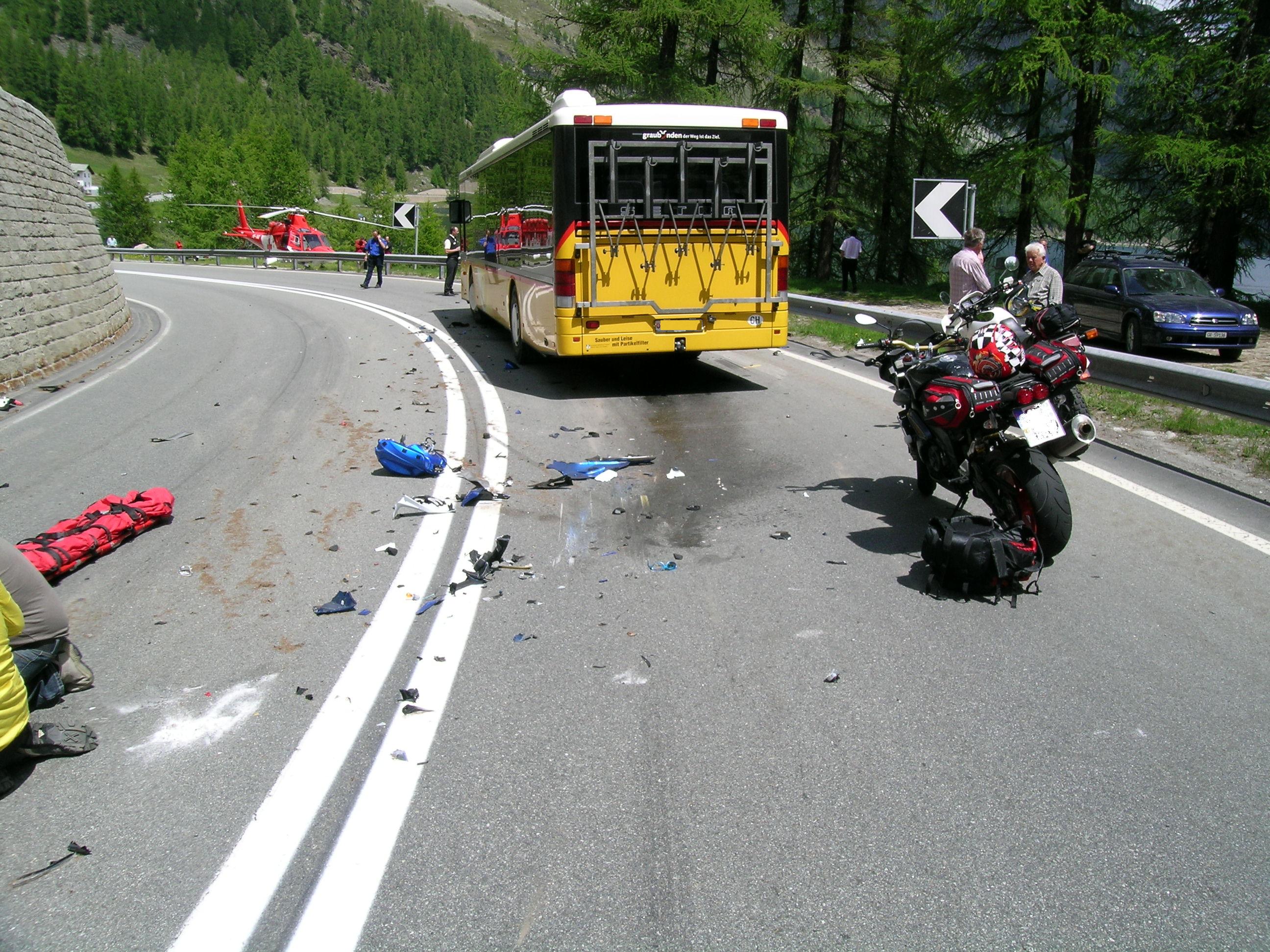 Frontalkollision zwischen Motorrad und Postauto