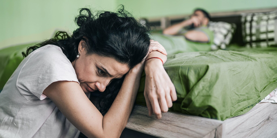 Eine verängstliche Person sitzt am Boden