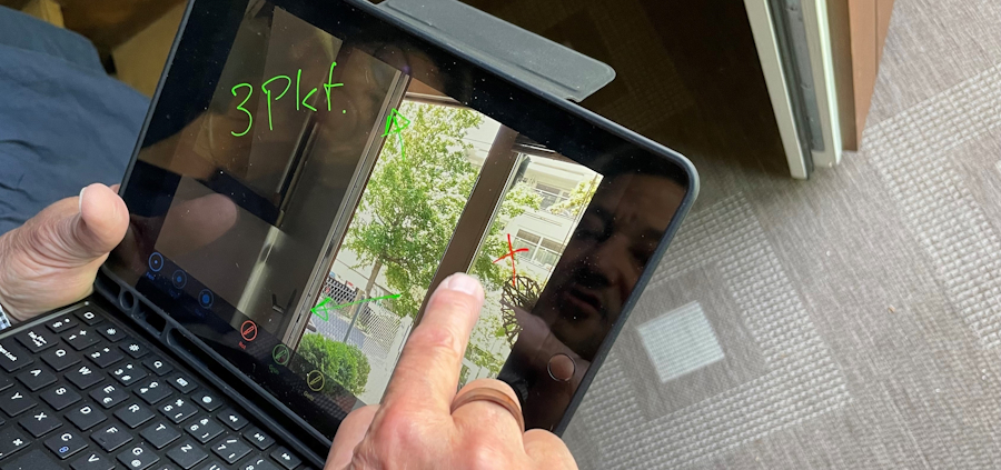 Bildschirm eines I-Pads während einer Beratung über Einbruchschutz