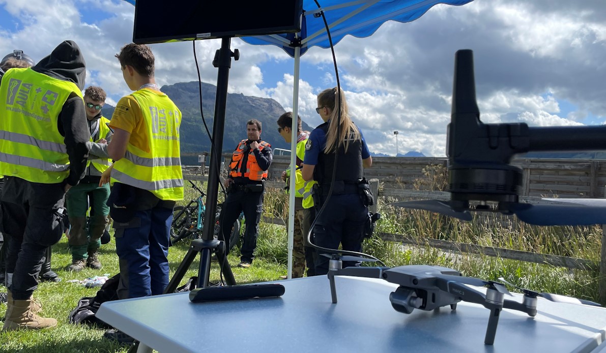 Die Jugendlichen am Stand der Drohnengruppe der Kantonspolizei Graubünden