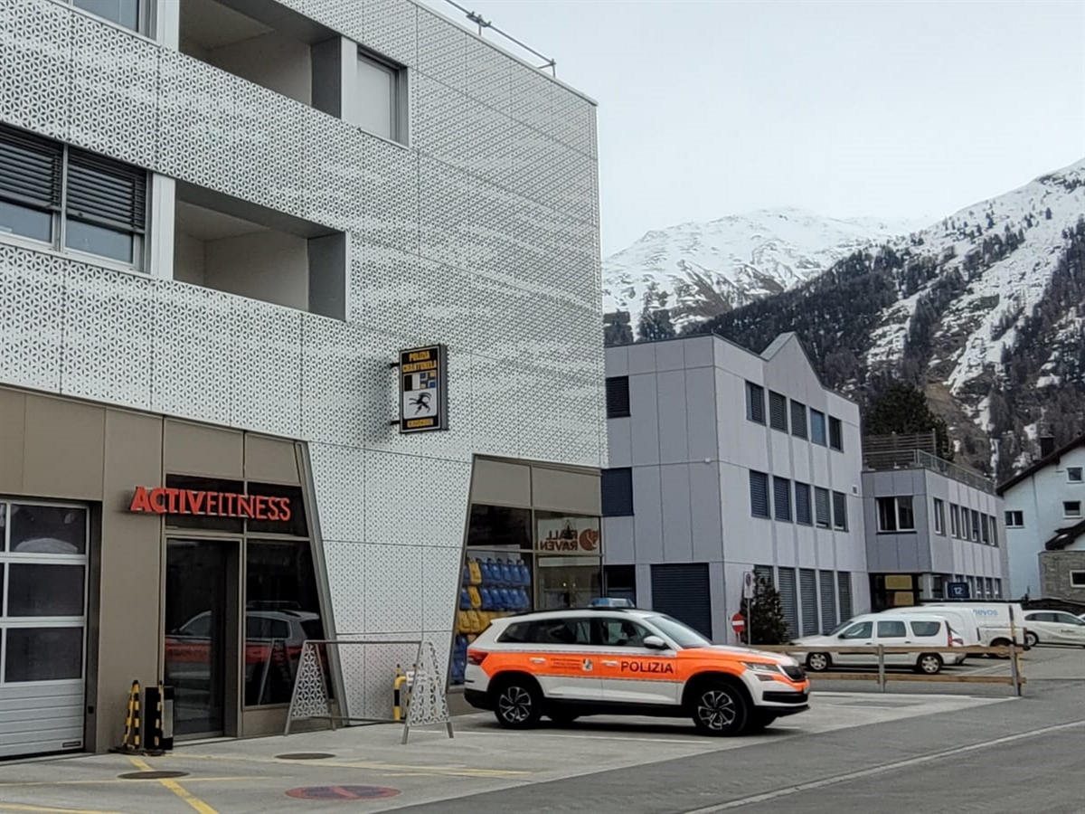 Das Gebäude in welchem sich der Polizeistützpunkt befindet mit einem Patrouillenfahrzeug vor dem Gebäude