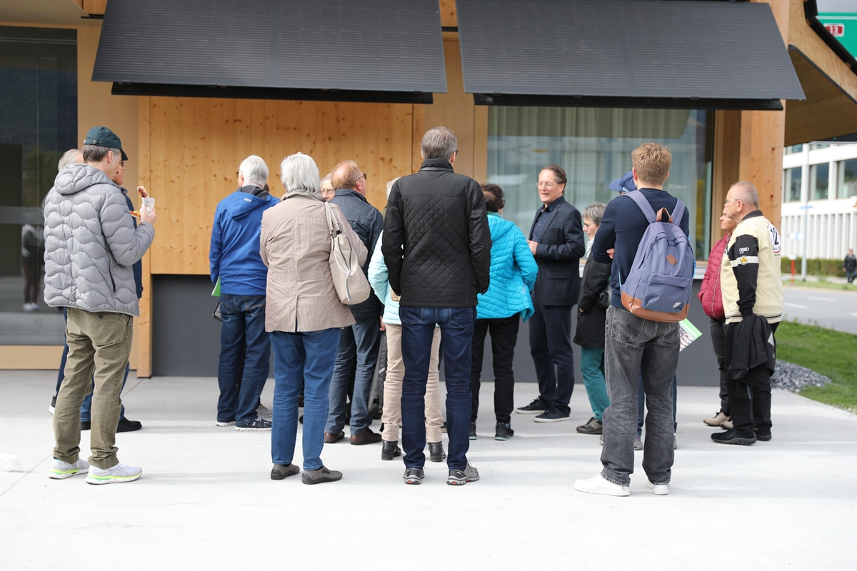Der Bauleiter erklärt einer Gruppe das Gebäude.