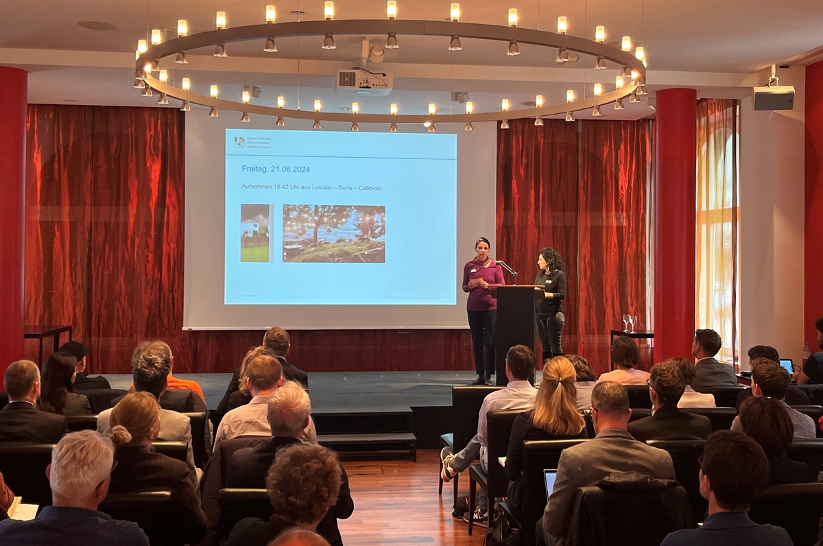 Zwei Referentinnen auf dem Podium des vollen Saales