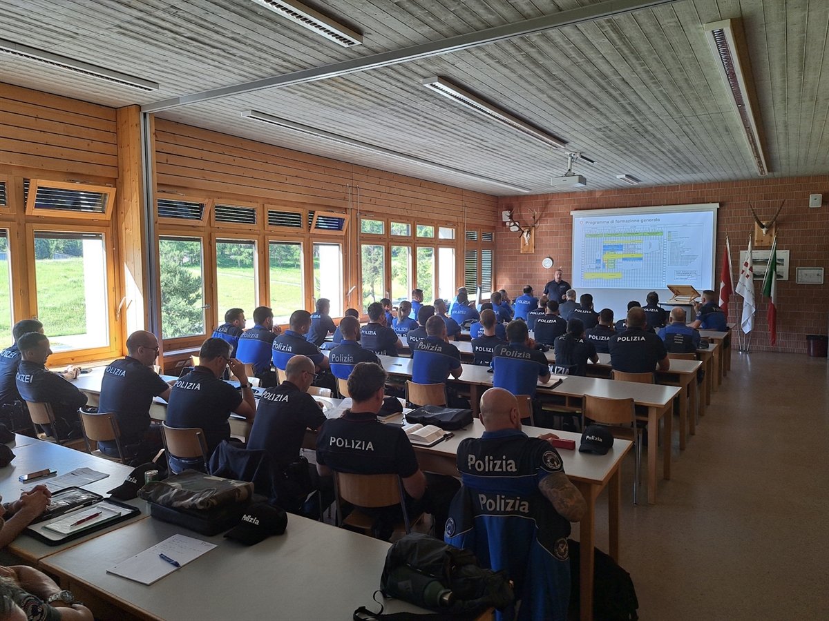 Einsatzkräfte die in einer Theorielektion auf eine Leinwandpräsentation schauen. 