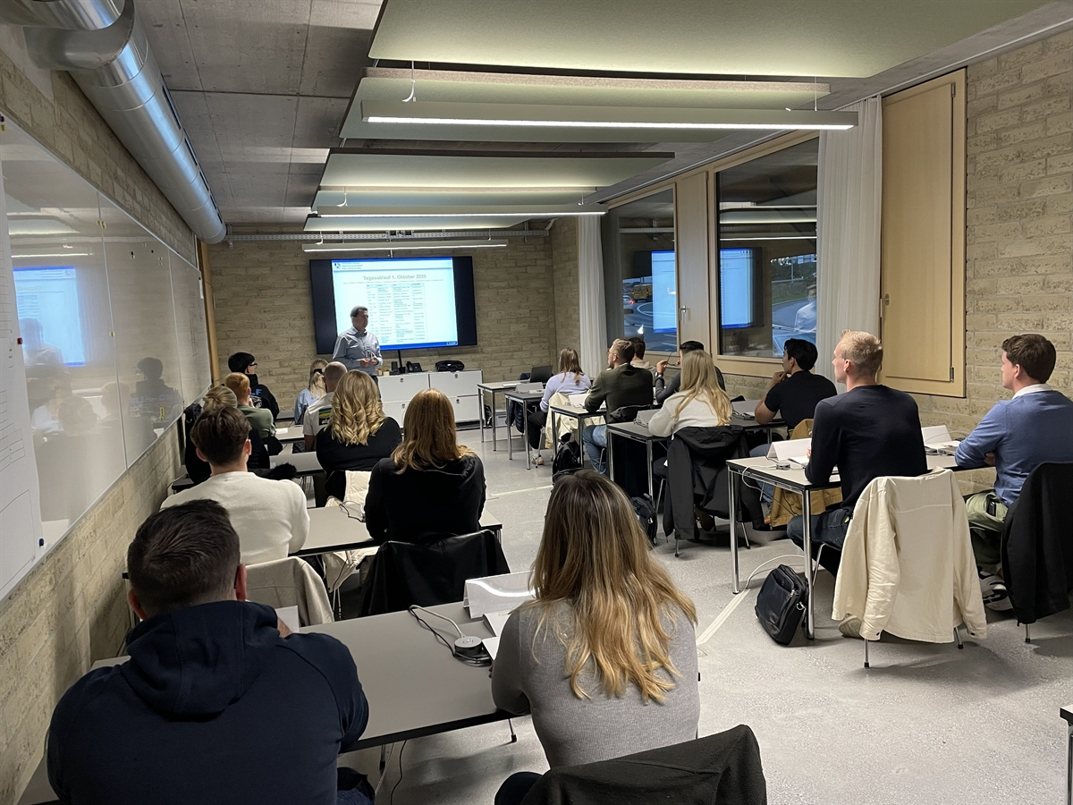 Die angehenden Polizistinnen und Polizisten in einem Schulungsraum.