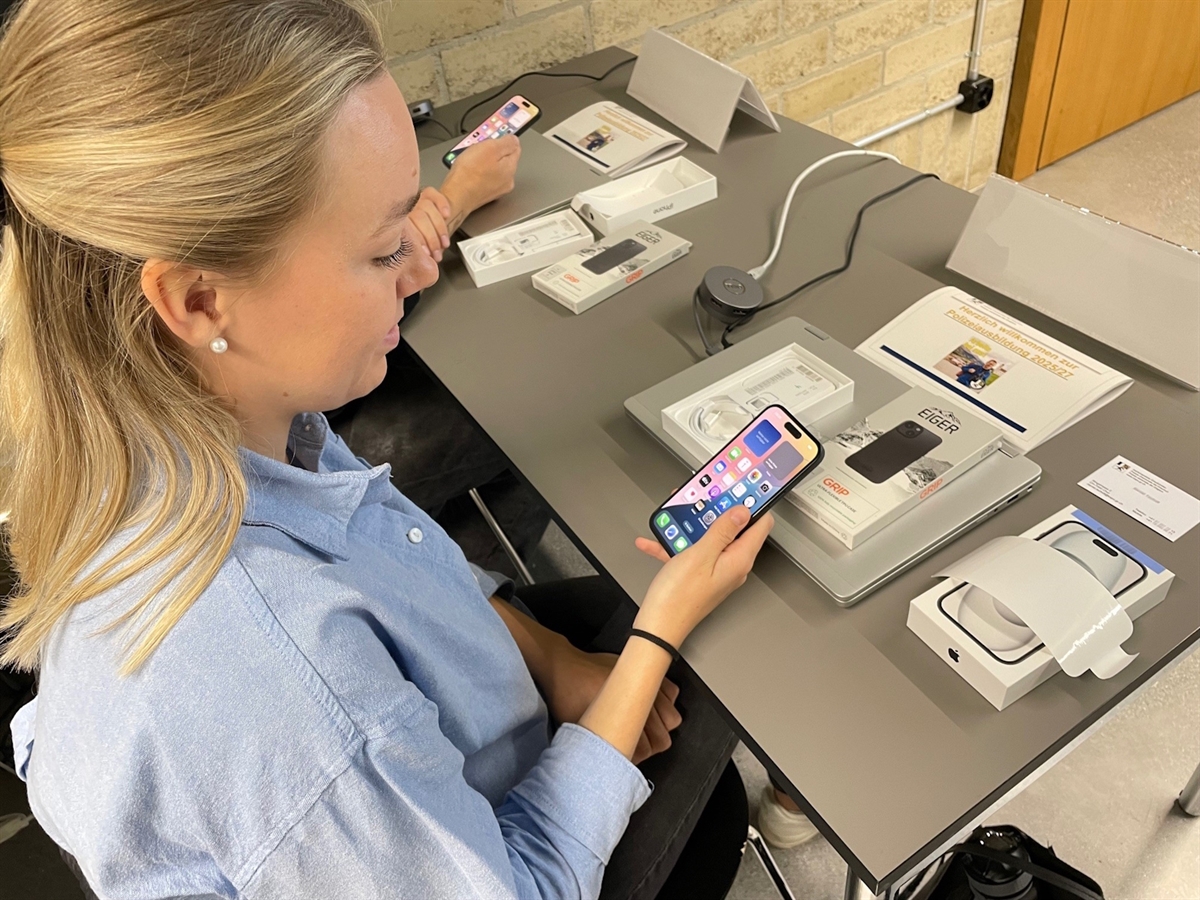 Eine angehende Polizistin beim Einrichten ihres iPhones.