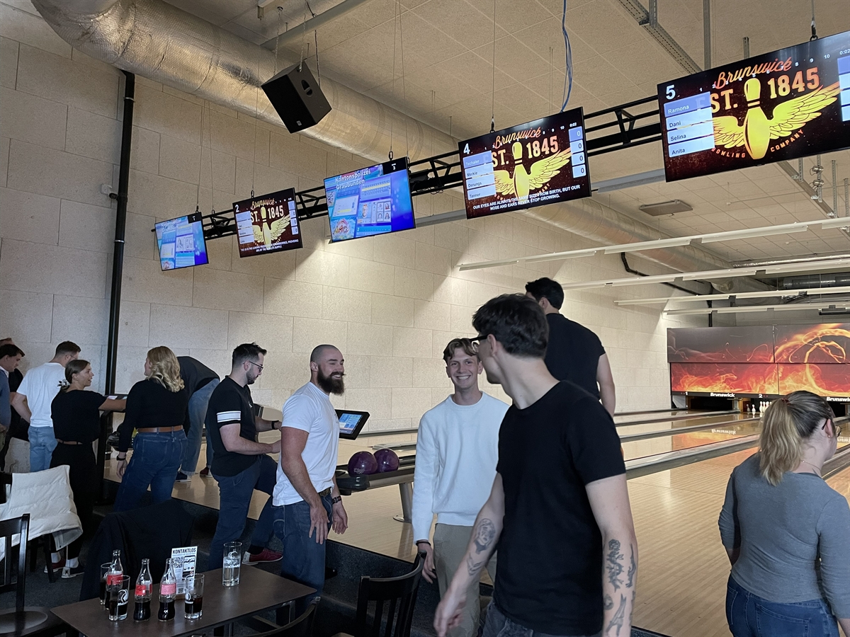 Die Gruppe beim Bowling.