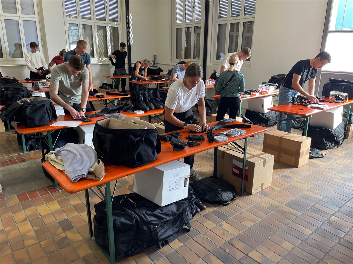 Die angehenden Polizistinnen und Polizisten bei der Uniformabgabe.