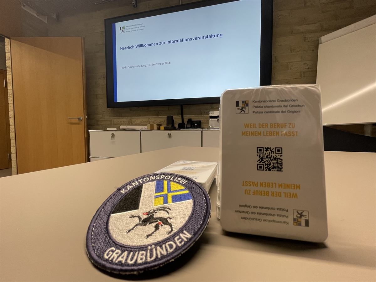 Utensilien der Kantonspolizei Graubünden auf einem Tisch.