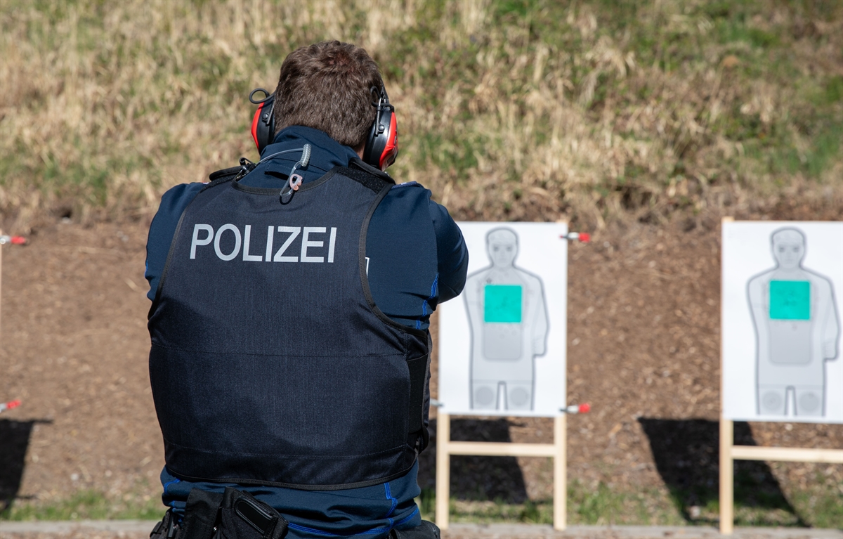 Ein Polizist beim Schiessen.