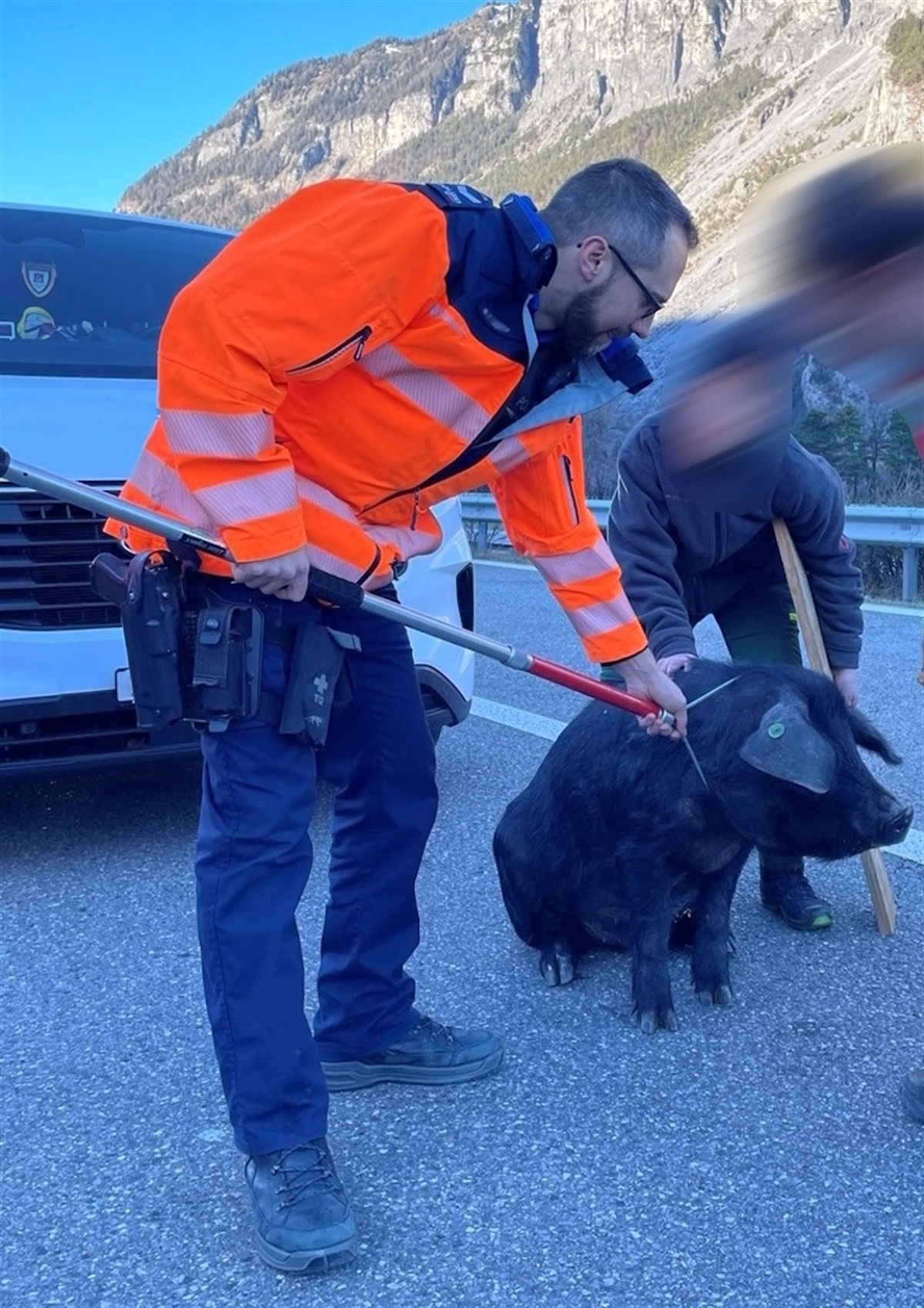 Polizist mit Schwein.