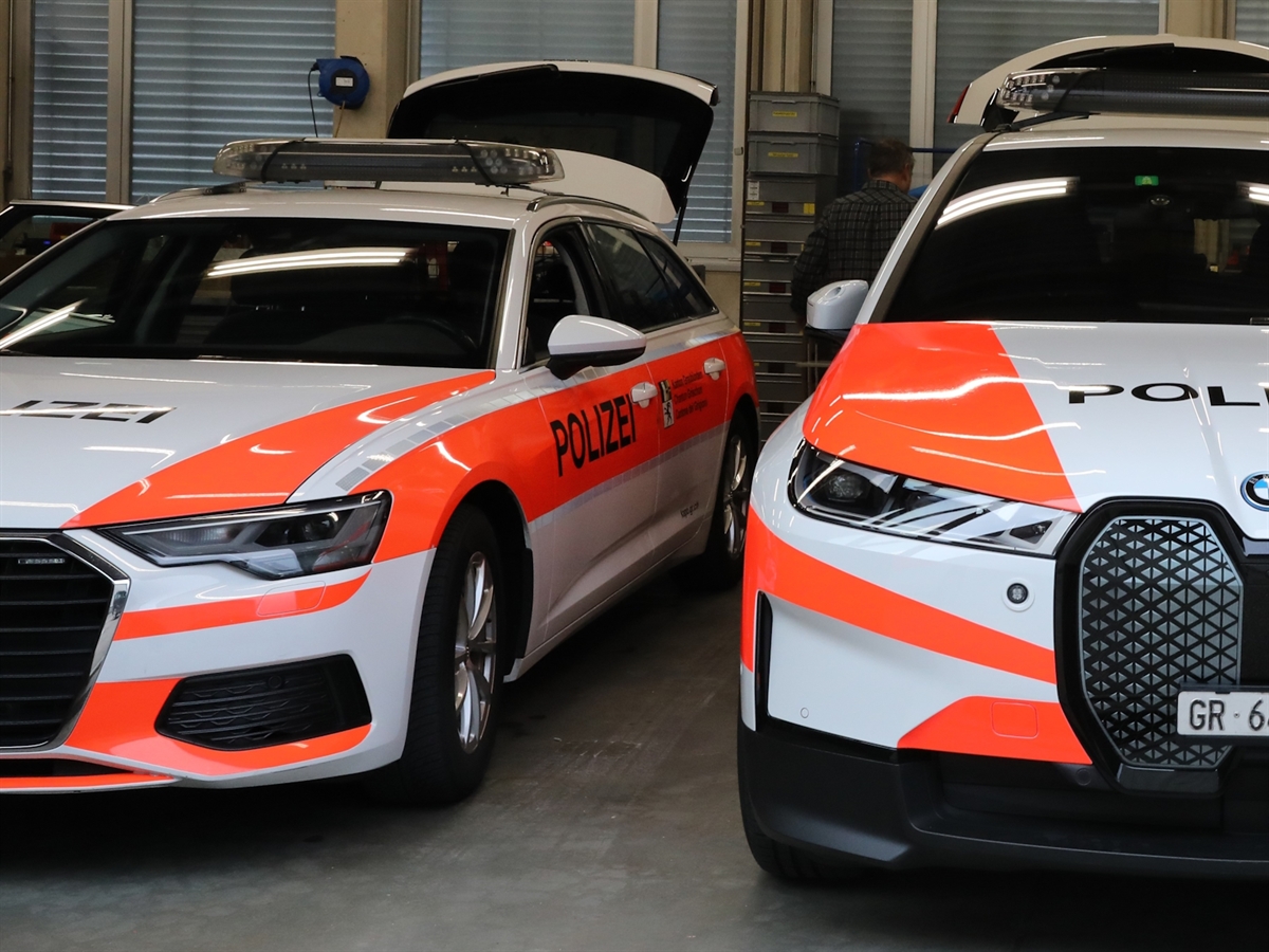 Zwei Polizeiautos in einer Garage