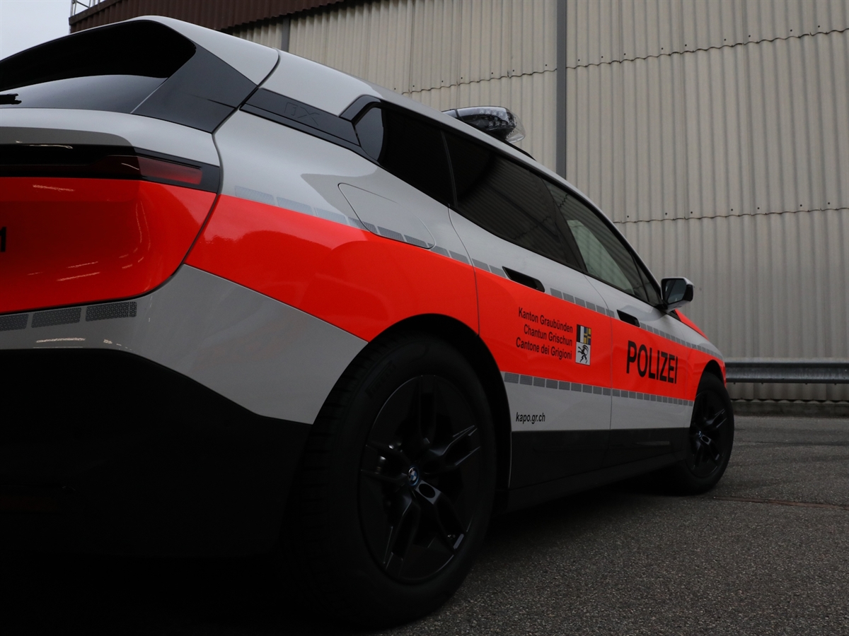 Das neue Patrouillenfahrzeug von rechts hinten unten schräg nach oben aufgenommen