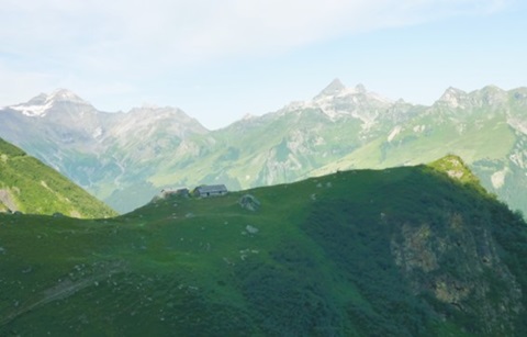 Alpbetrieb eingebettet ind grossartiger Landschaft