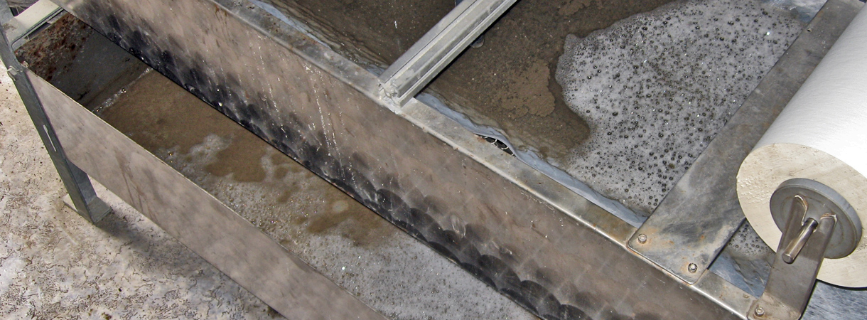 Reinigungsabwasser, das vor der Einleitung in die Kanalisation mit einer Emulsions-Spaltanlage behandelt wird.
