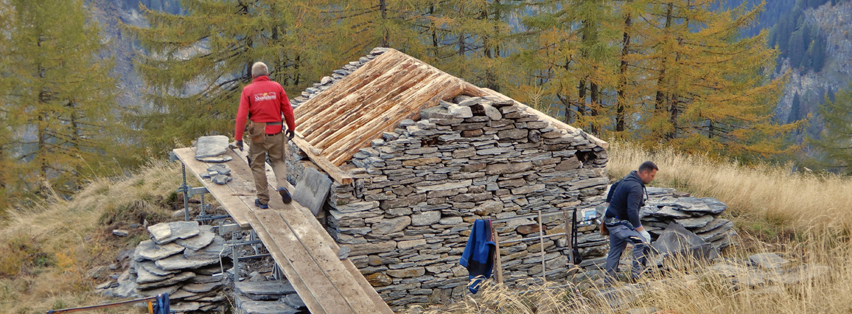 Sanfte Renovation eines traditionellen Alpgebäudes auf der Alp de la Bedoleta in der Gemeinde Rossa (Calancatal). 