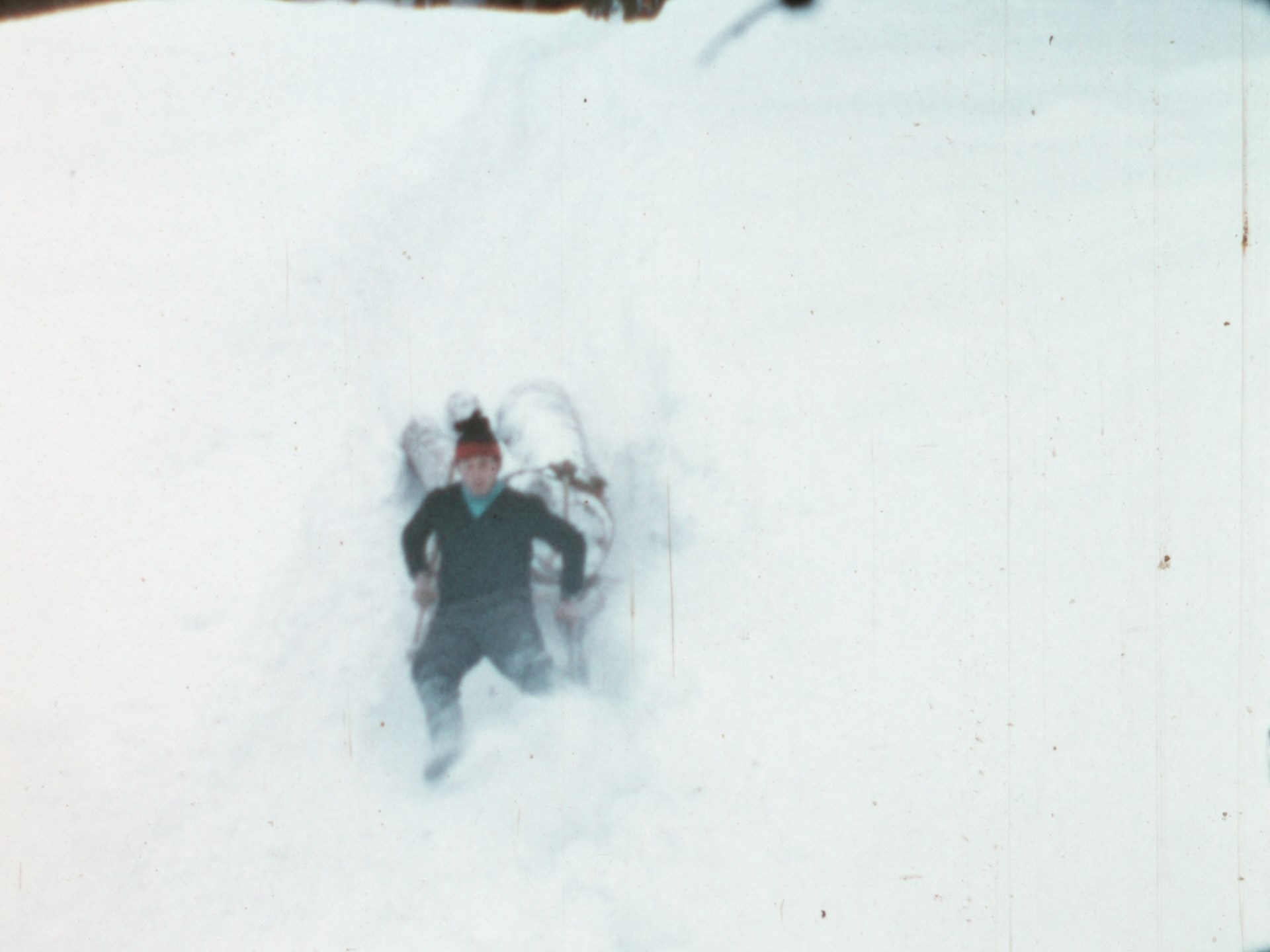 Holztransport im Winter mit Handschlitten (1960er Jahre?)