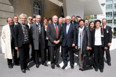 Las duas delegaziuns davant l'edifizi dal cussegl grond a Cuira