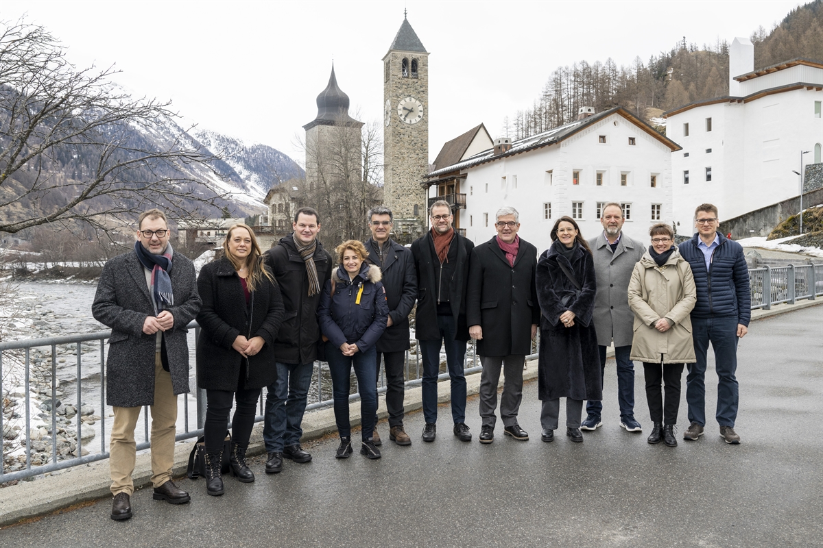 Die Bündner und die Genfer Delegation im Muzeum Susch