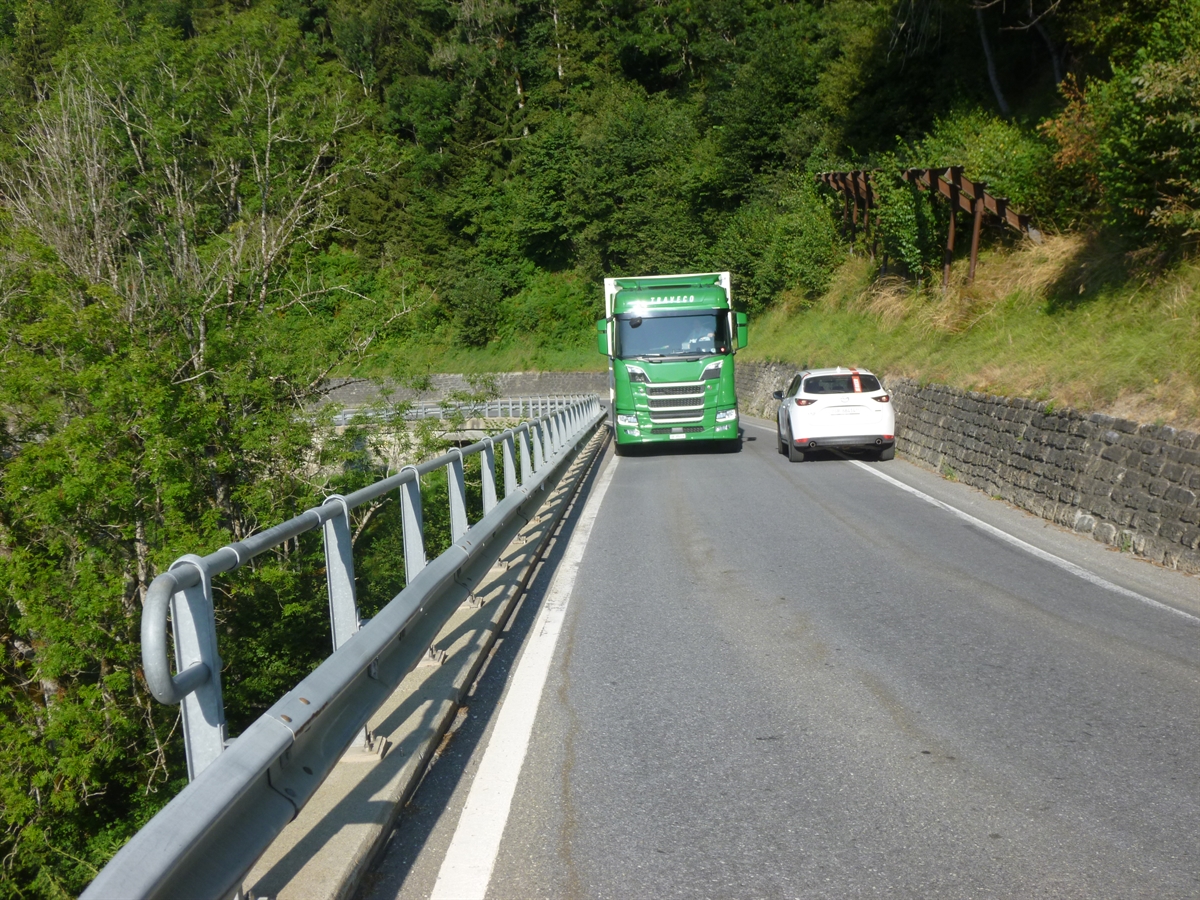 Auto und Lastwagen versuchen auf der schmalen Strasse zu kreuzen