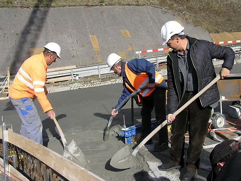 Regierungsrat Stefan Engler hilft beim Betonieren der letzten Etappe Regierungsrat Stefan Engler hilft beim Betonieren der letzten Etappe