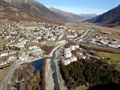 Neu gestalteter En-Kanal mit neuer Anbindung der Aue Cristansains (im Vordergrund) und neue Ausleitung des En in einen ehemaligen Altlauf unterhalb Samedan (am oberen Bildrand)