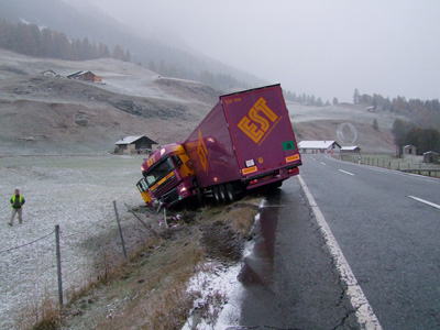 Das Sattelmotorfahrzeug geriet neben die Strasse