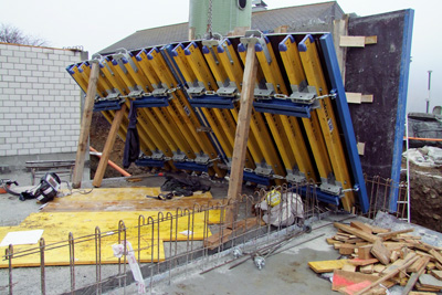 Das Schalungselement, welches den Arbeiter traf