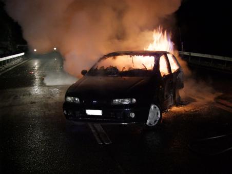 Auto in fiamme