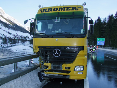 Das Sattelmotorfahrzeug wurde ebenfalls stark beschädigt