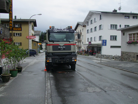 Beim rot/weissen Kegel geriet der Knabe unter das Rad