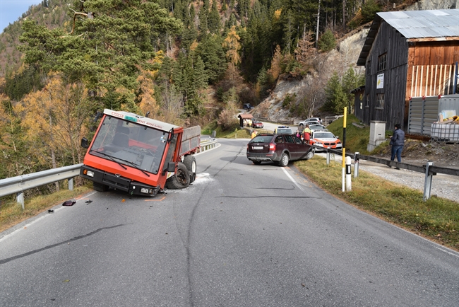 Das Auto und der landwirtschaftliche Motorkarren in Endlage