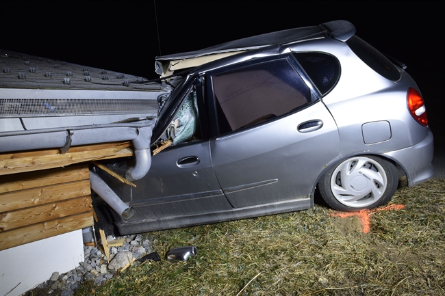total beschädigter Personenwagen in Endlage