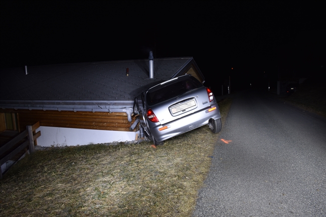 Übersicht der Unfallstelle mit Auto in Endlage