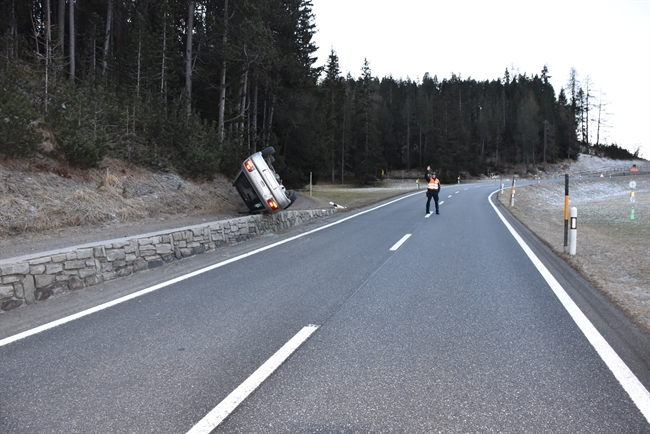 umgekipptes Auto auf Stützmauer