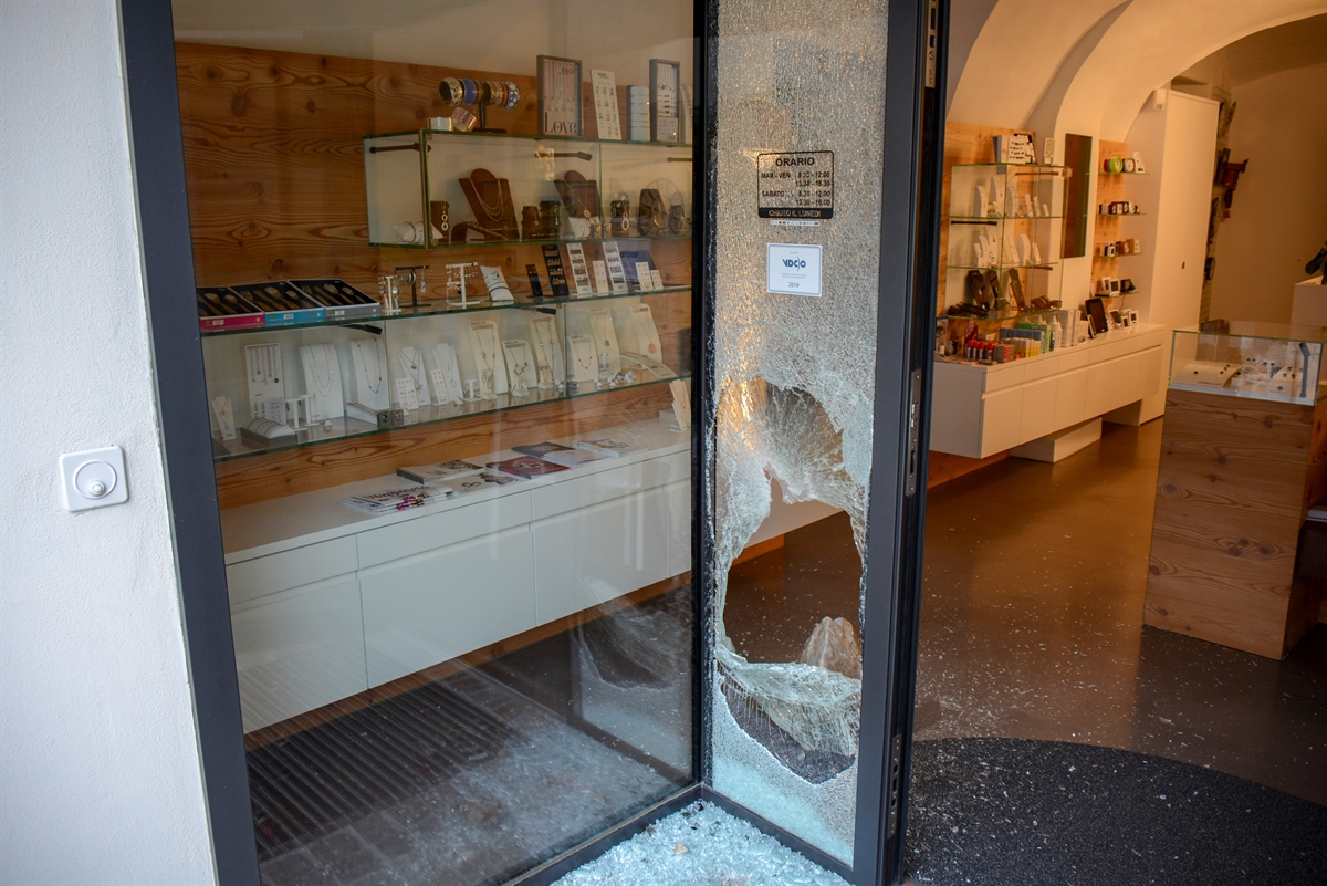 Eingangstüre der Bijouterie von aussen. Links davon eine eingeschlagene Scheibe.