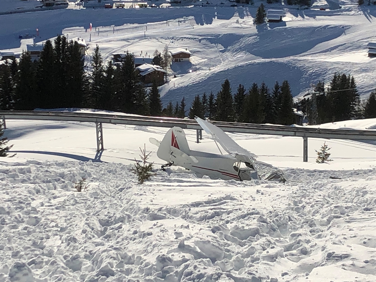 Flugzeugwrack steckt im Schnee neben der Tschuggenbahn in Arosa